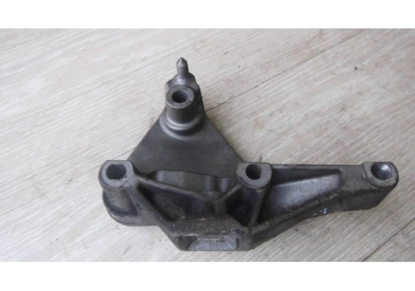 Кронштейн подушки двигуна правої Renault Logan MCV 1.5 dci, 8200691536